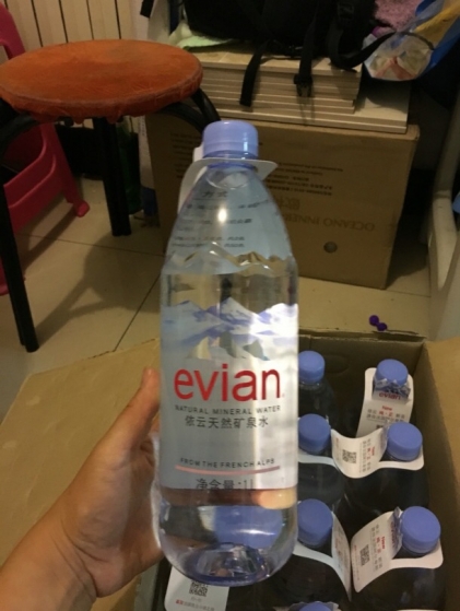 依云矿泉水