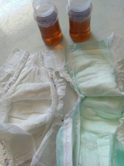 产品的优点分享: 帮宝适和其他某品牌纸尿裤比较:蓝绿色的是帮宝适