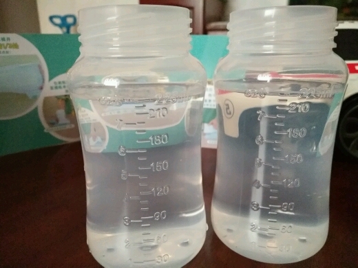 干爽做了试验对比,帮宝适吸水速度非常快,两家产品同时扣225毫升水,一